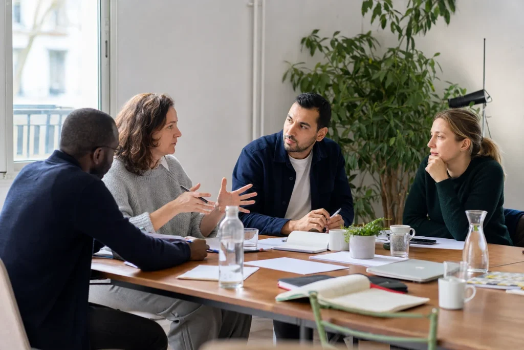 Équipe échangeant au sein de l’entreprise