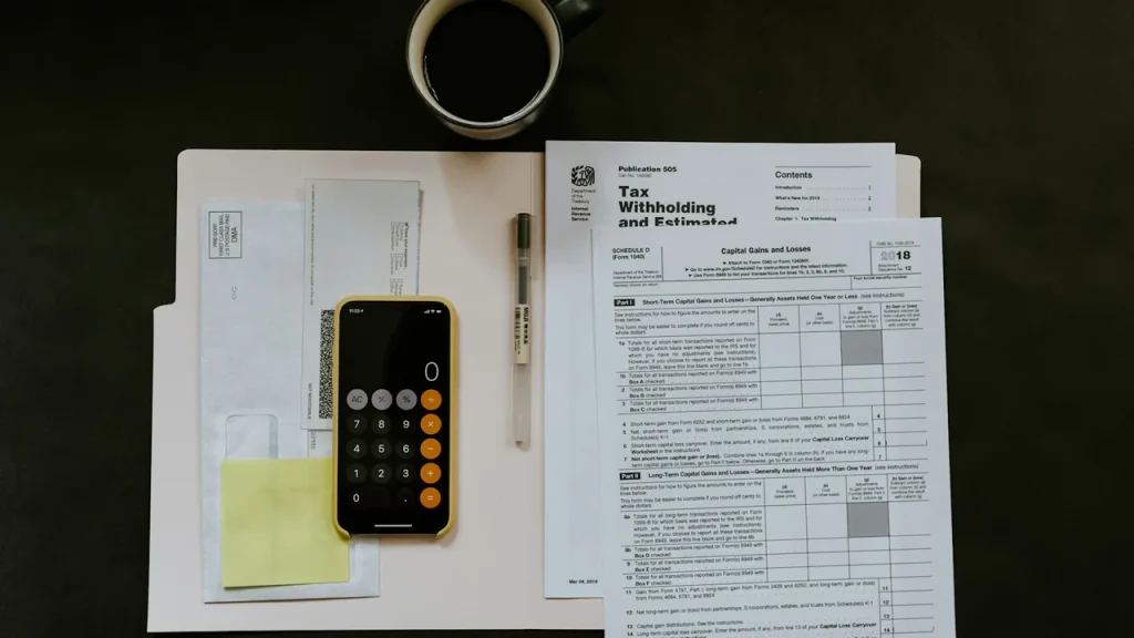 Calculatrice et pièces illustrant le contrôle de frais bancaires