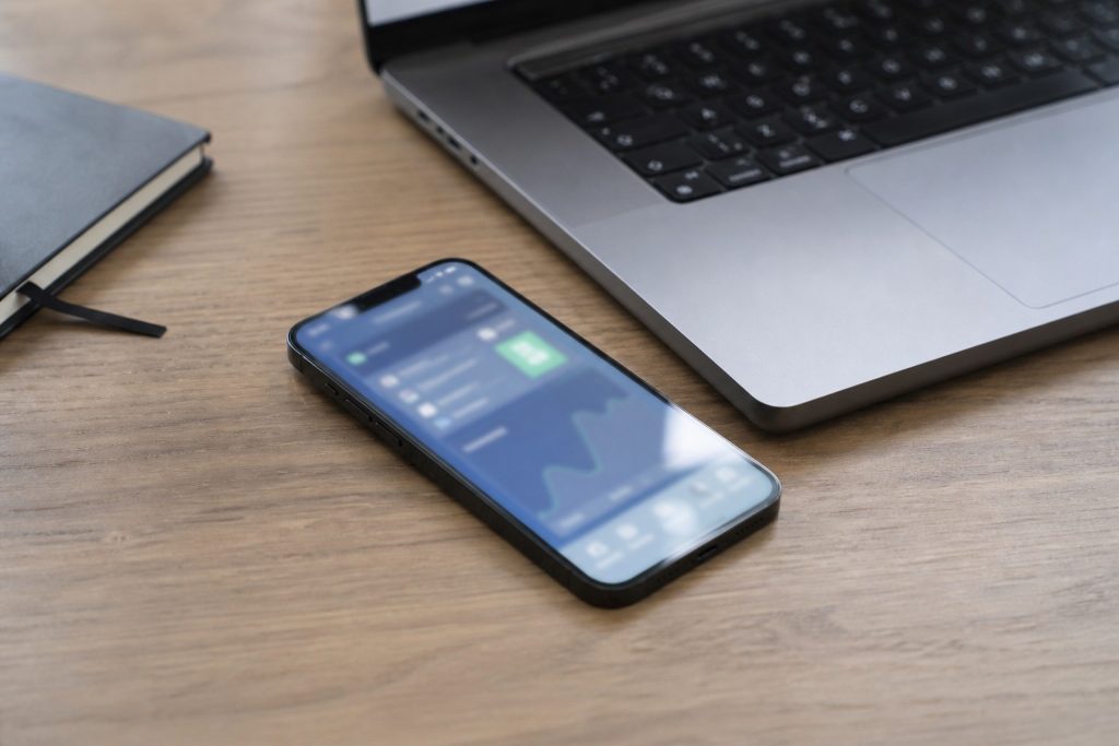 Smartphone et ordinateur sans personne pour illustrer Cyberplus mon compte