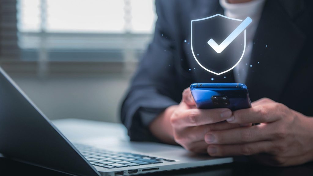 Quel rôle joue le chiffrement de bout en bout dans la sécurité des communications ?