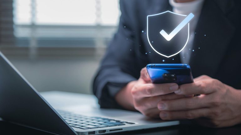 Quel rôle joue le chiffrement de bout en bout dans la sécurité des communications ?