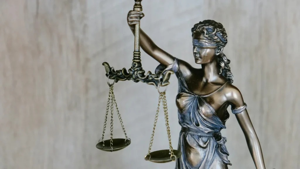 Balance de la justice illustrant une succession et les démarches notariales